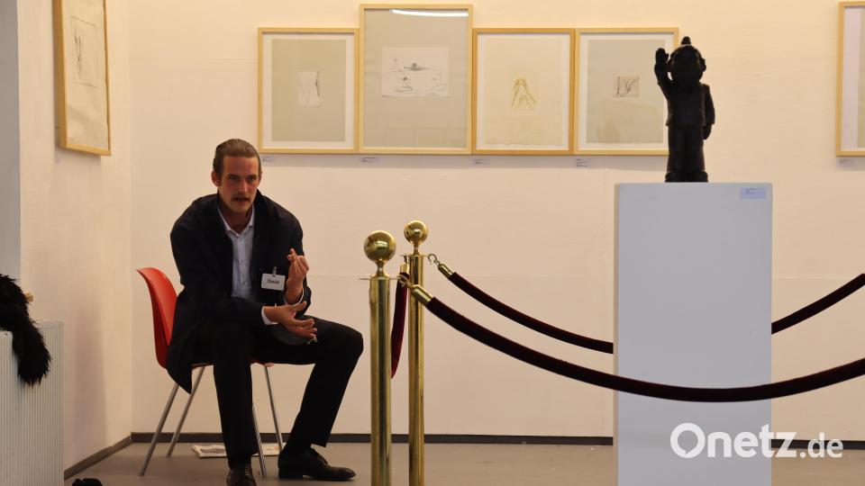 Johannes Lukas als &quot;Museumswärter Dave&quot; in der LTO-Inszenierung von &quot;Nipple Jesus&quot; im Kunstverein Weiden. Dave soll auf ein ganz besonderes Kunstwerk aufpassen – betrachten darf das nur, wer über 18 Jahre alt ist. Bild: olr