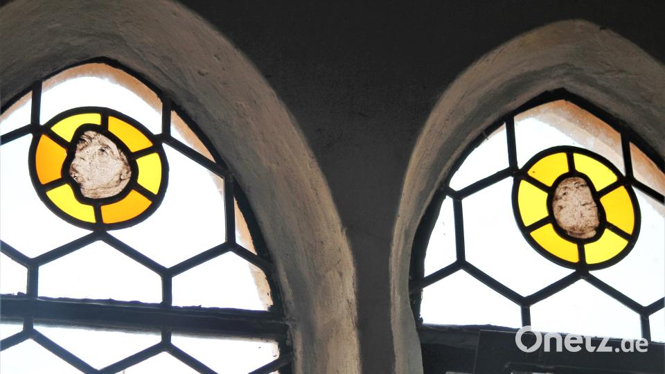 Zwei kleine unscheinbare Kabinettscheiben befinden sich nach wie vor im nördlichen Fenster der Empore - eventuell zeigen sie Luther und Calvin Bild: stg
