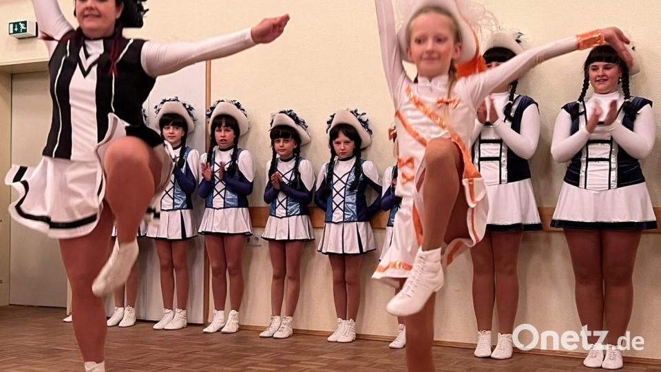 Tanzmariechen Lina und ihre Trainerin Michaela begeisterten mit ihrer Tanzeinlage. Bild:  Faschingsgesellschaft Helenesia/exb
