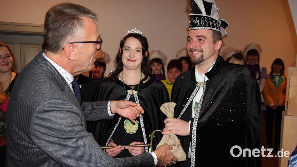 Bürgermeister Franz Stahl überreicht an das Prinzenpaar Yvonne I. und Tobias II. den Stadtschlüssel und das Stadtsäckel. Bild: kro