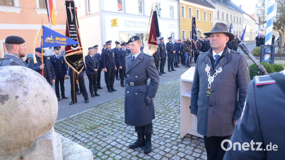 Beim Musikstück "Ich hatt´ einen Kameraden" verharren Oberlleutnant Martin Gläser und Bürgermeister Rainer Rewitzer in stillem Gedenken. Bild: bey