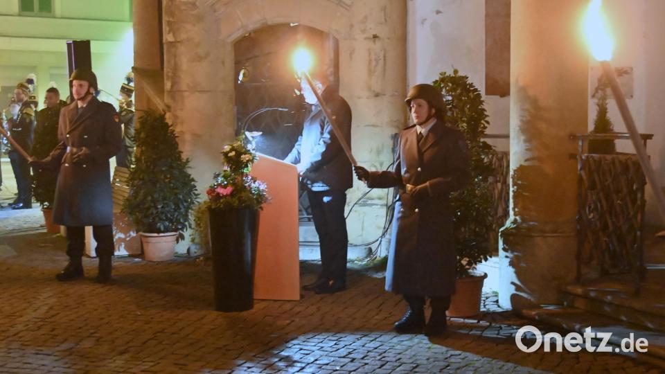 Im Schein der Fackeln, die Soldaten der Bundeswehr trugen, sprach der Oberbürgermeister auch über den aktuellen Krieg in Europa. Bild: gf