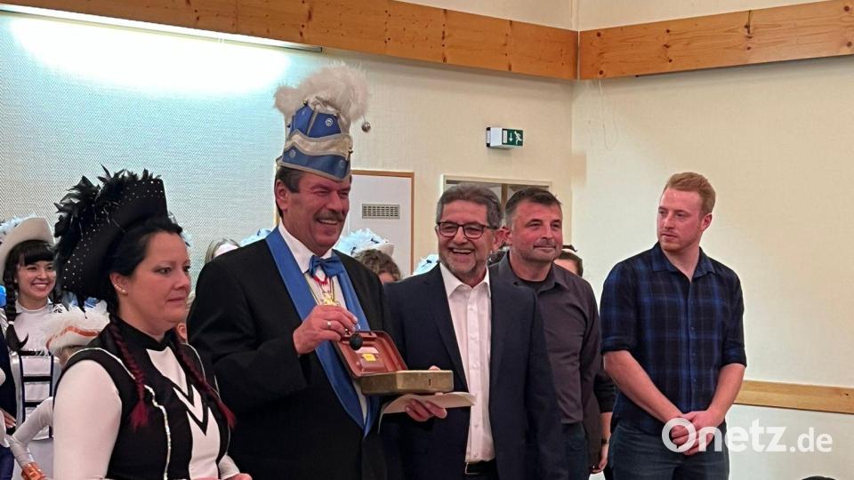 An FG-Präsident Günther Daubner händigte Bürgermeister Franz Tauber (vorne, Zweiter und Dritter von links) die Kasse aus. Mit im Bild sind die Gemeinderäte Heiko Köstler und Andreas Hautmann (rechts daneben). 
 

 
Rathaussturm Bild: Faschingsgesellschaft Helenesia/exb