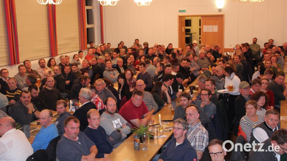 Der Tillensaal war am Freitagabend brechend voll. Viele Landwirte und Grundstücksbesitzer waren zu dieser Informationsversammlung gekommen. Bild: kro
