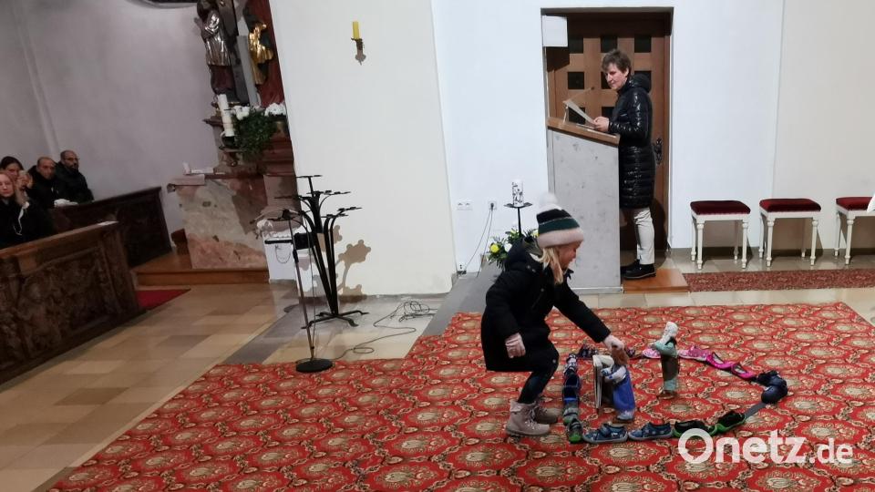 In der Kirche erinnerten Kinder mit Puppen an den Heiligen Martin. Bild: gz