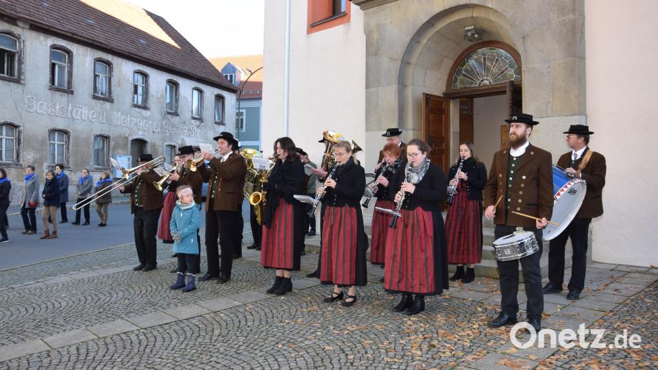Die Trachtenkapelle Waldthurn, unter der Leitung von Josef Pflaum senior (mit großer Trommel) begleitet die Feierlichkeiten zum Volkstrauertag musikalisch. Bild: fla