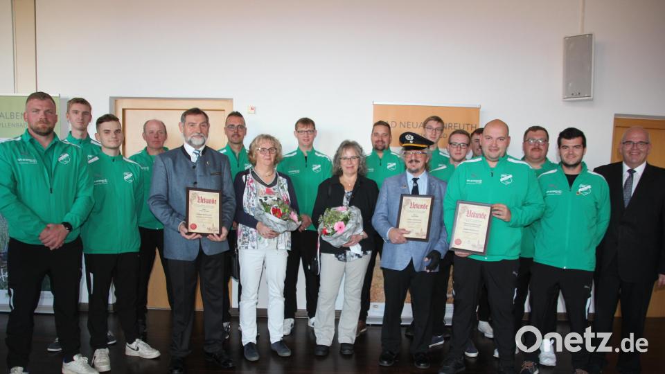Arthur Sommer und Josef Böhm (Mitte) erhielten ebenso wie die Fußballmannschaft des TSV Neualbenreuth das &quot;Goldene Marktwappen&quot;. Die Auszeichnung der Gemeinde Bad Neualbenreuth war beim Bäderempfang am Sonntag zum ersten Mal verliehen worden. Bild: kro