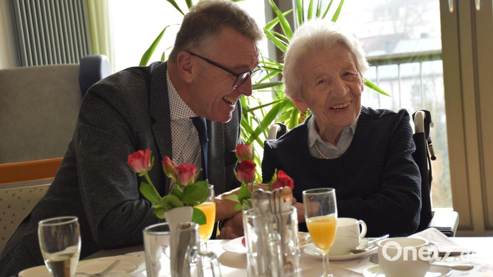 &quot;Jetzt komme ich jedes Jahr zum Gratulieren&quot;, versprach Bürgermeister Franz Stahl der Jubilarin und zweitältesten Einwohnerin der Stadt Tirschenreuth, Margarete Möstl. Bild: ubb