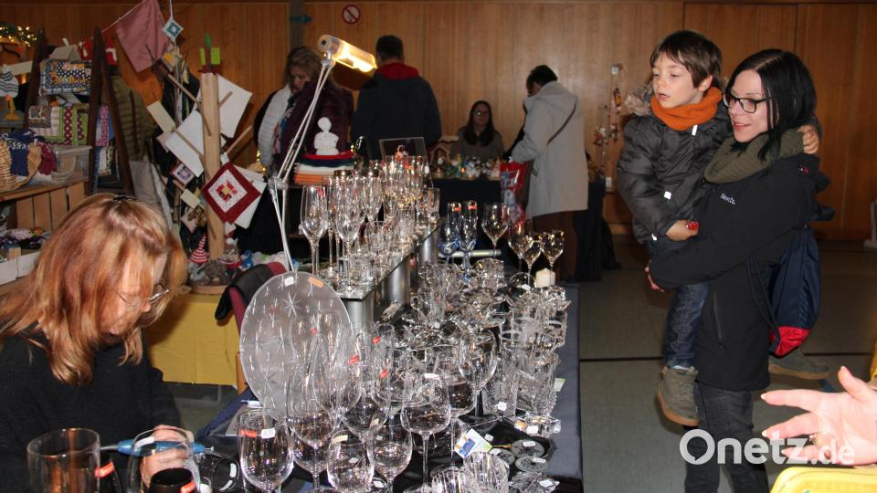 Erika Franke lässt sich bei ihren Glasgravuren auf dem Störnsteiner Weihnachtsmarkt über die Schulter schauen. Bild: prh