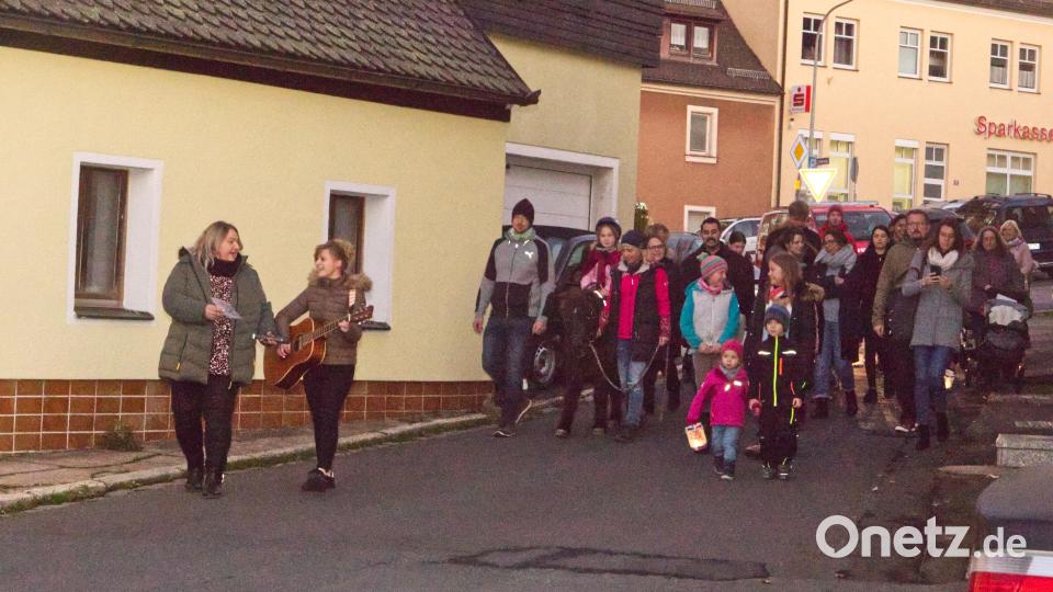Martinsumzug mit Pony und Gitarrenbegleitung. Bild: exb