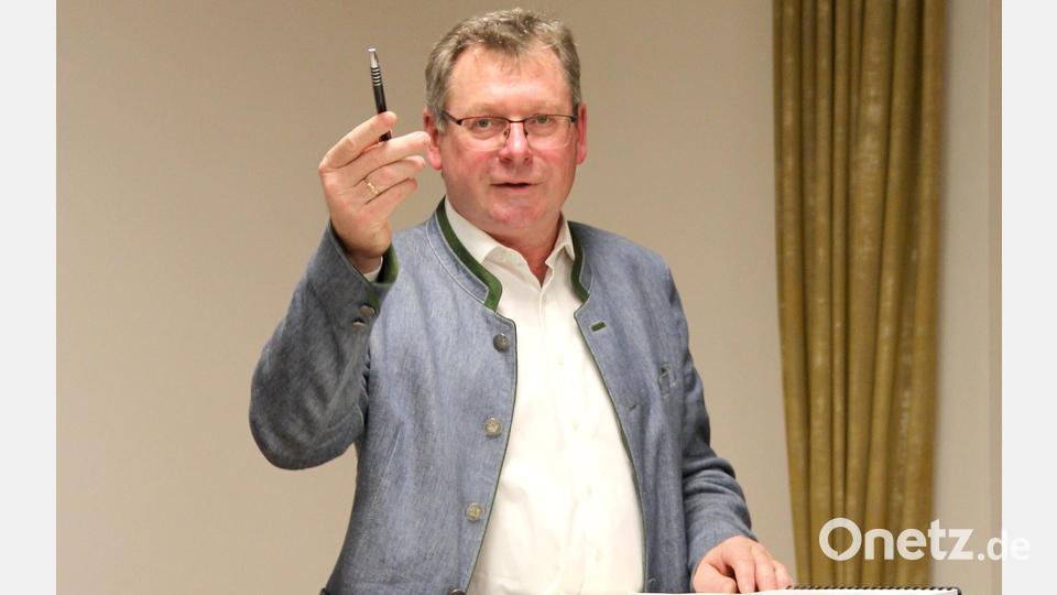 Über Vergangenes, Aktuelles und Zukünftiges informierte Bürgermeister Martin Prey, sah die Gemeinde auf einem guten Weg und blickte mit Zuversicht und Optimismus auf die Zukunft der heimatlichen Kommune. Bild: Josef Böhm