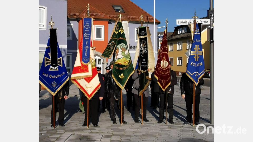 Am Volkstrauertag beteiligten sich auch die fahnenführenden Vereine. Bild: gz