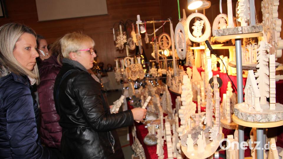 Vorweihnachtliches Flair verbreitet der Störnsteiner Weihnachtsmarkt im Gemeindezentrum. 20 Aussteller bieten ihre von Hand gefertigten Waren an. Bild: prh