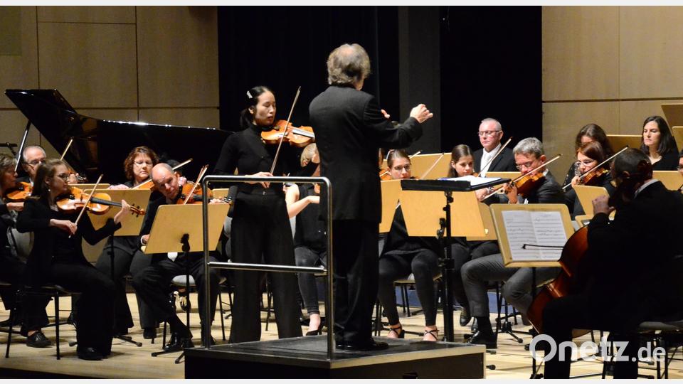 Dirigent Dieter Müller und Solistin Soojung Cho führen das Orchester durch Beethovens Violinromanze F-Dur. Bild: Kunz