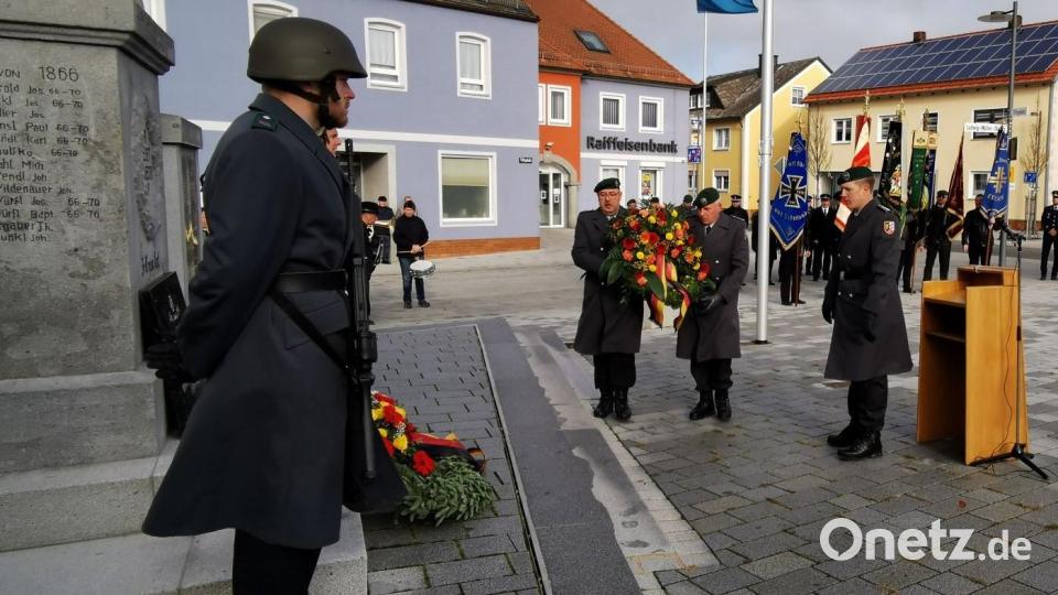 Im Namen der Bundeswehr legte Hauptmann Christian Hartl am Ehrenmal einen Kranz nieder. Bild: gz