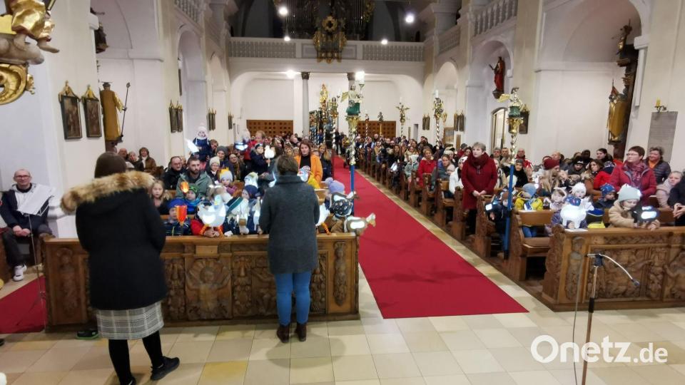 Mit Stolz präsentierten die Kinder in der voll besetzten Pfarrkirche ihre Laternen. Bild: gz
