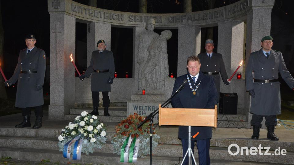 Bürgermeister Stefan Grillmeier bei seiner Gedenkrede am Kriegerdenkmal der Stadt Mitterteich. Im Hintergrund die Ehrenwache der KSRK Mitterteich. Bild: jr