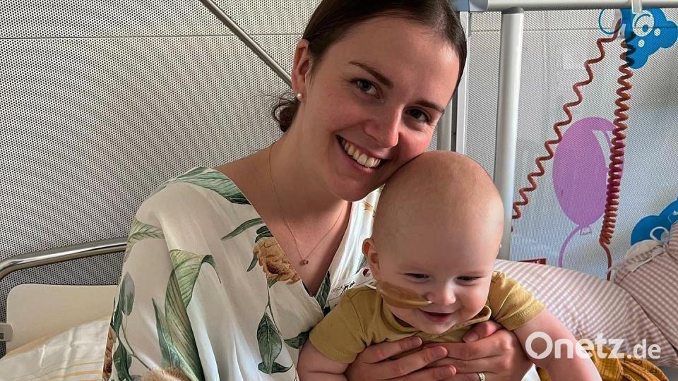 Elias ist an Leukämie erkrankt. Mit seiner Mutter Melina muss er viel Zeit im Krankenhaus verbringen. Bild: Severin Bauer/exb