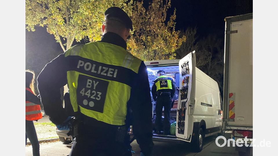 Beamte der Bereitschaftspolizei kontrollieren einen Transporter Bild: Polizeipräsidium Oberpfalz/fb