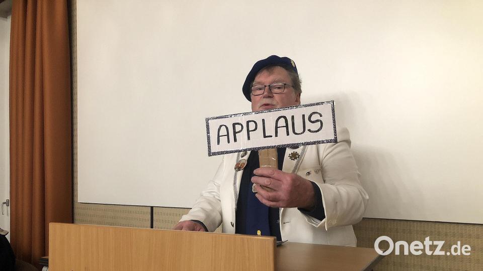 Für den Fall, dass der Beifall ausbleiben könnte, hatte Büttenredner Ewald Oppl ein Schild vorbereitet. Bild: wro