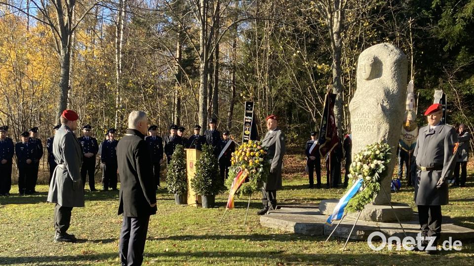 Hauptmann Philipp Richter (Erster von links) und Bürgermeister Thomas Meiler (Zweiter von links) gedenken am Volkstrauertag am Mahnmal für die Opfer von Krieg und Gewalt der Verstorbenen. Bild: cro