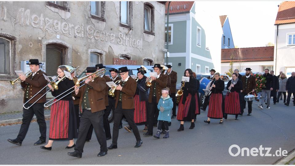 Angeführt von der Trachtenkapelle Waldthurn bewegte sich ein langer Trauerzug zum Kriegerdenkmal auf den Marktplatz. Bild: fla