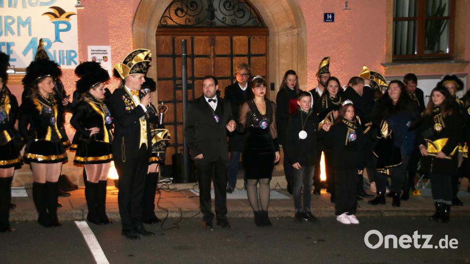 PFV-Präsident Martin Reis stellt die Prinzenpaare Matthias I., Laura I., Jonas I. und Fabienne I. (von links) vor. Bild: sne