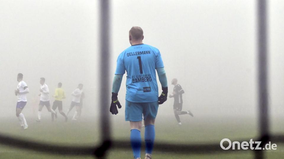 Der Blick in den Nebel: Das Geschehen auf dem Platz war, wie hier vor dem Bamberger Torhüter Fabian Dellermann, teilweise nur schemenhaft zu erkennen. Bild: Hubert Ziegler