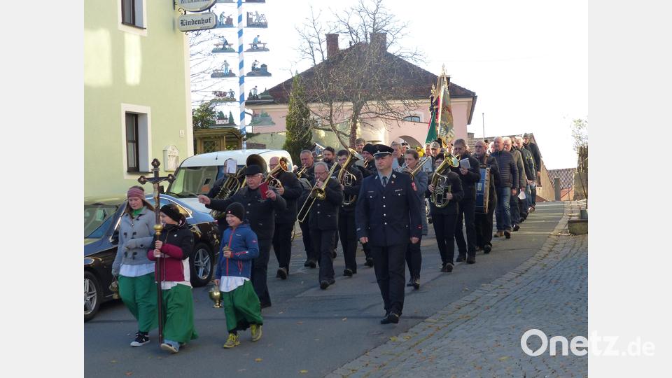 Der Zug formierte sich vom Pfarrheim zum Kriegerdenkmal, angeführt von den Ministranten mit dem Kreuz Bild: sl