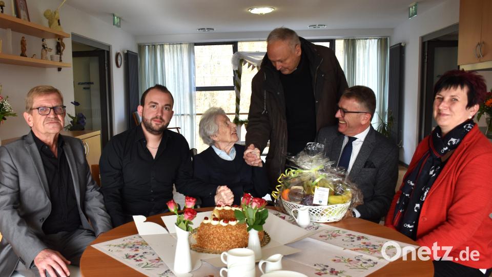 Ihren 101. Geburtstag feierte Margarete Möstl (Mitte) mit ihrem Schwiegersohn und Dritten Bürgermeister Norbert Schuller, ihrem Enkel Andreas Schuller, Stadtpfarrer Georg Flierl, Bürgermeister Franz Stahl und Heimleiterin Nicole Rischer-Bäumler (von links). Bild: ubb