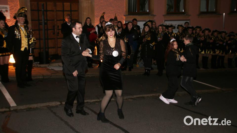 Die Prinzenpaare Matthias I., Laura I., Fabienne I. und Jonas I. eröffnen ihre Regentschaft mit einem Tanz auf der Hauptstraße. Bild: sne