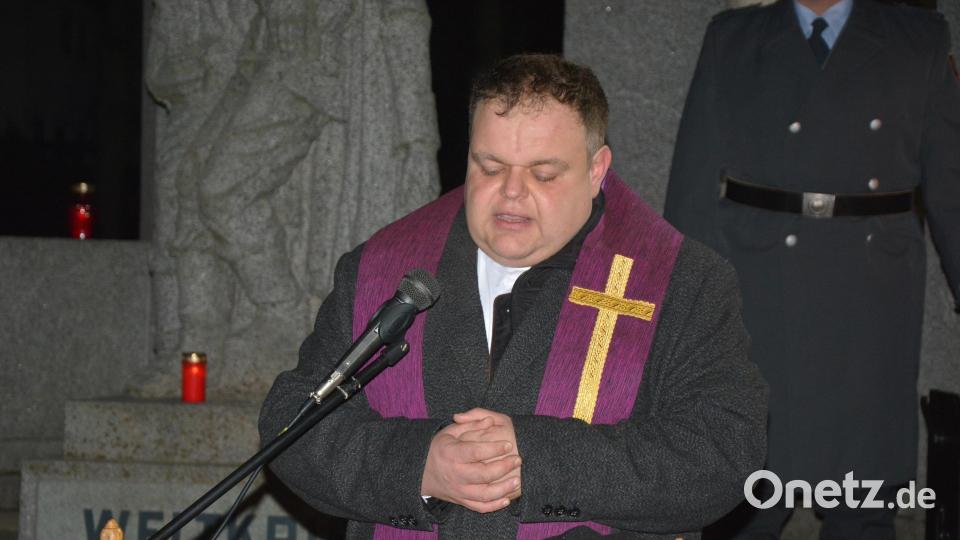 Kaplan Daniel Schmid sprach am Kriegerdenkmal ein Gebet. Bild: jr
