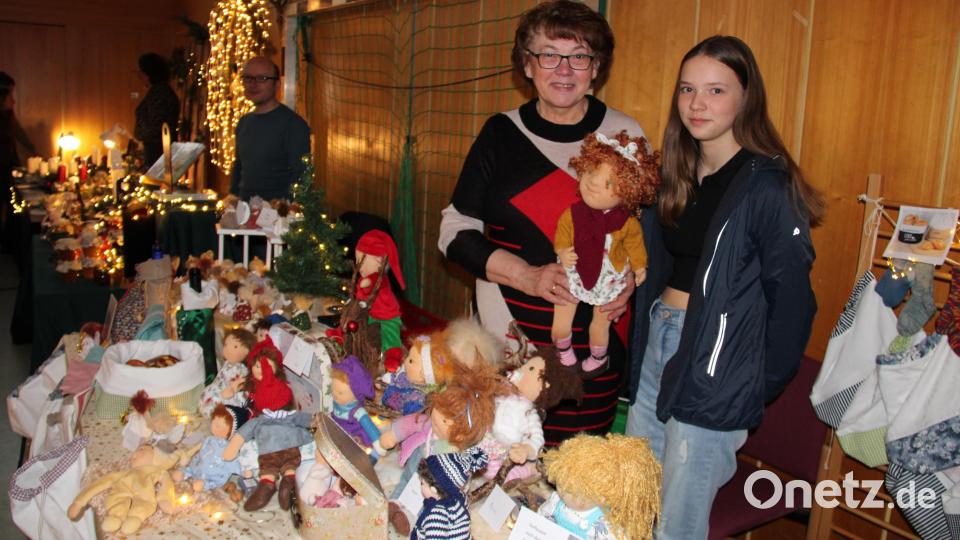 Erika Pöllath (links) bot mit ihrer Enkelin selbst gefertigte Puppen nach Walldorf-Art an. Bild: prh