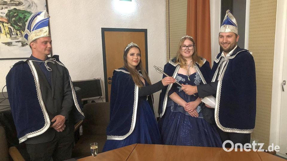 Wenige Minuten nachdem sich das Prinzenpaar Fabian und Jacky (von links) vorgestellt hatte, erfolgte die Zepterübergabe durch Jonas und Theresa (von rechts), die die Faschingsgesellschaft Weiß-Blau Wiesau seit 11.11.2019 vertraten. Bild: wro