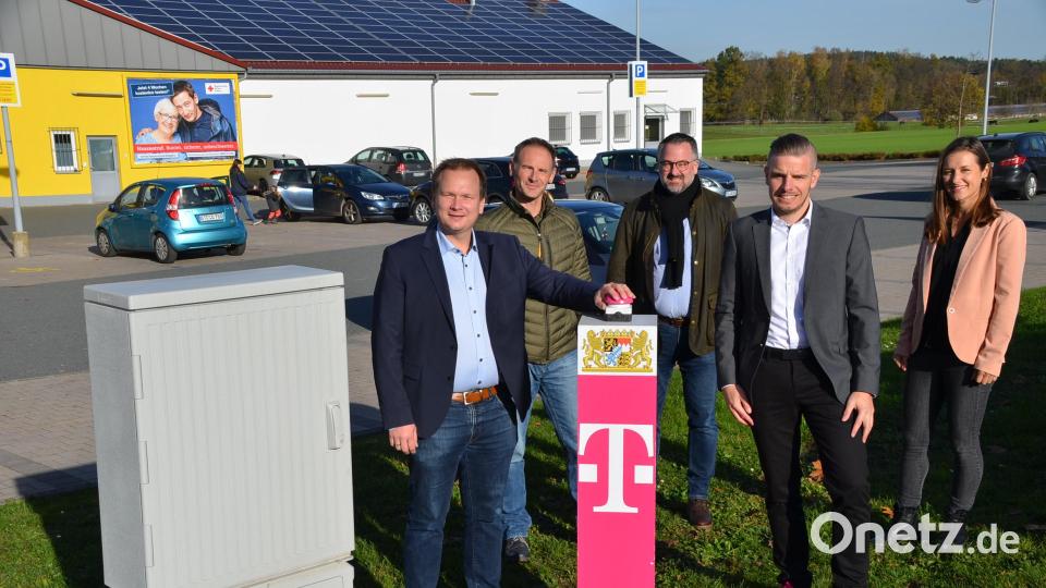 Bürgermeister Christian Porsch, Breitbandpate Paul Dolata, Geschäftsleiter Thorsten Leusenrink sowie seitens der Telekom Jens Kolodzig und Svenja Hermann (von links) starteten das schnelle Internet für weitere Gemeindeteile. Bild: ak