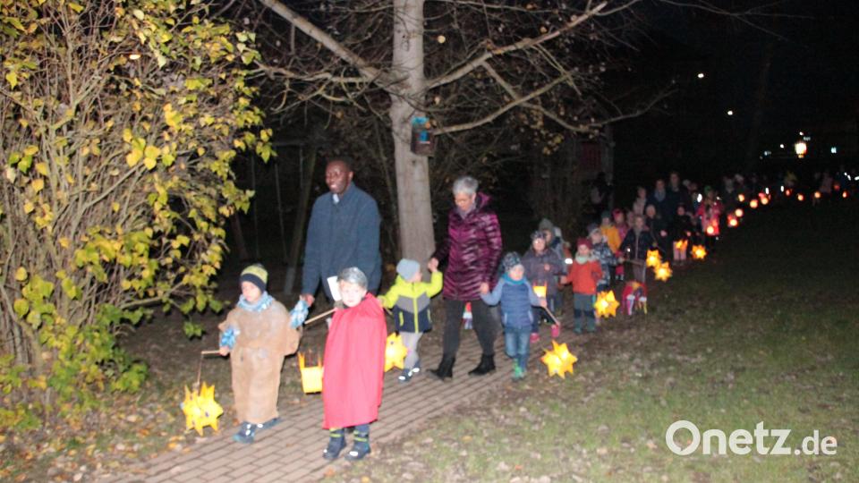 Einen langen Martinszug zur Basilika bildeten die Mädchen und Buben des Kinderhaus St. Michael. Bild: Monika Demmer/exb