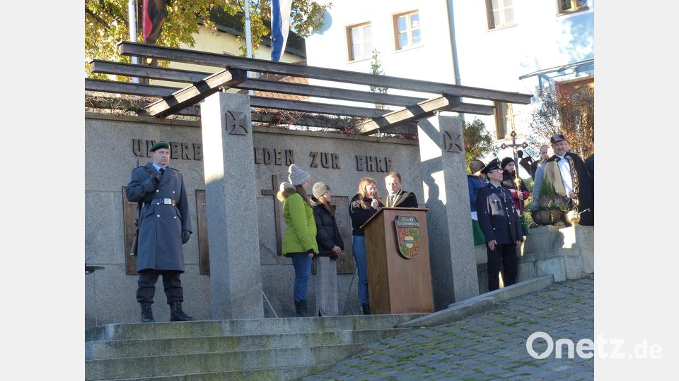 Zum ersten Mal gedachten auch KLJB-Mitglieder am Volkstrauertag in Leuchtenberg besonders an die Menschen die verfolgt und angegriffen werden. Bild: sl