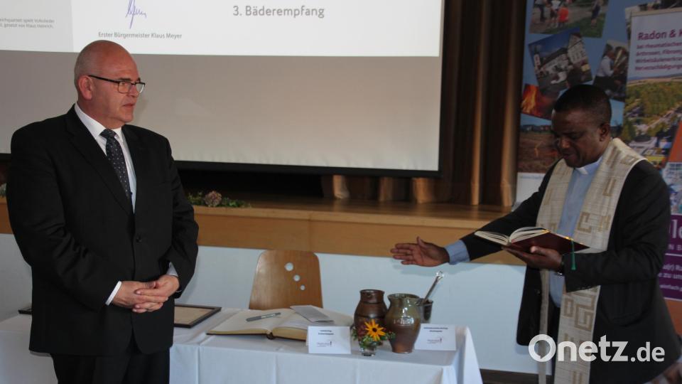 Pfarrvikar Dr. Linus Chukwudi segnete das Wasser der beiden Heilquellen. Bild: kro