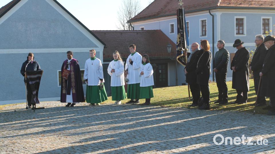 Bei der Totenehrung trägt Stephanie Bock von der KLJB Neukirchen zu St. Christoph die Fürbitten vor. Bild: pi