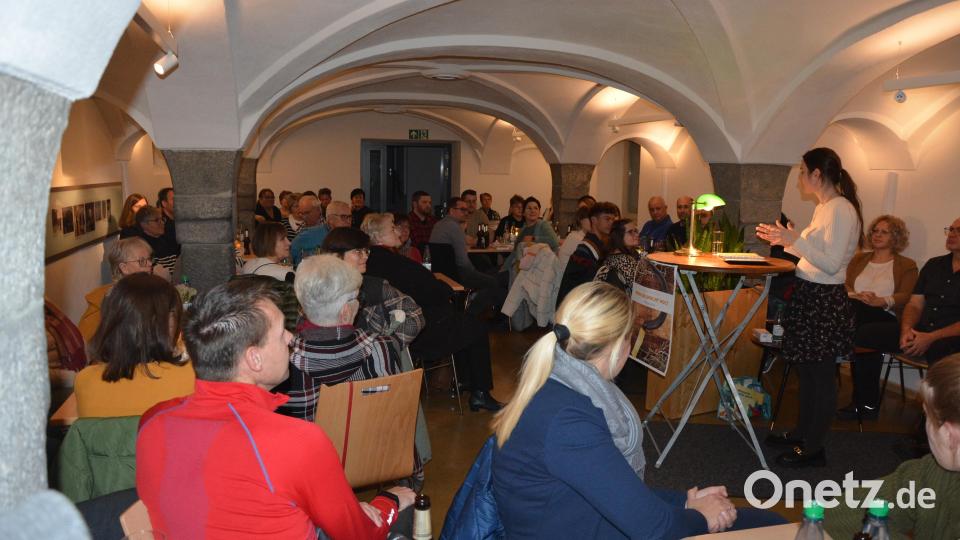 Prall gefüllt war der Gewölbesaal im Schafferhof bei der Lesung mit Yvette Eckstein (rechts, stehend). Bild: jr