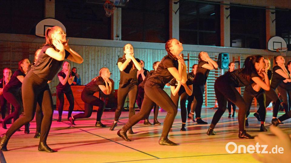 Die Garde "Grün-Weiß" hat im Fasching allerhand zu bieten. Applaus gab es für den peppigen Schautanz. Bild: Michael Welnofer/exb