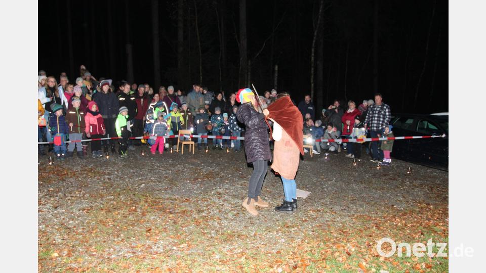 Die Legende um Sankt Martin, der mit dem Bettler seinen Mantel teilt, ist Bestandteil der Martinsfeier. Bild: pi