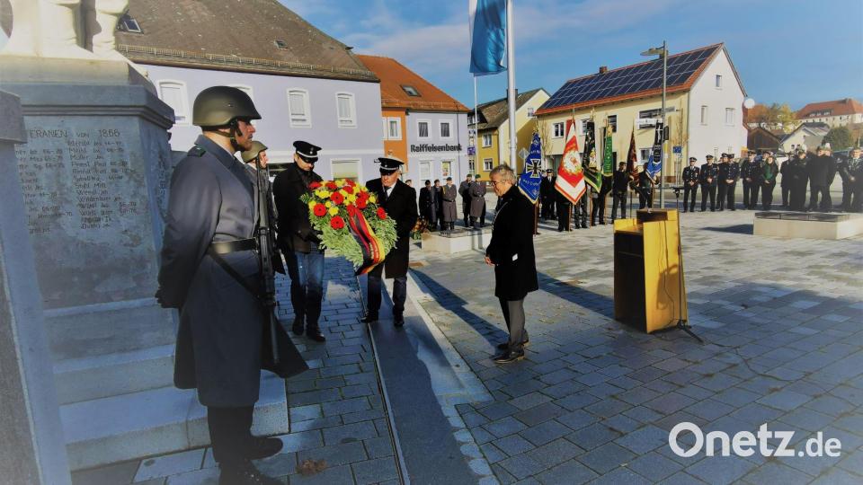 Im Namen des Marktes Eslarn, der Reservistenkameradschaft und des Krieger- und Soldatenvereins legten Bürgermeister Reiner Gäbl einen Kranz nieder. Bild: gz