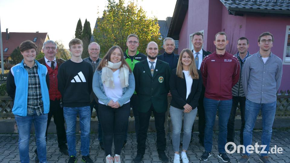 Mit diesem neugewählten Vorstand geht die Jugend des Stiftlandgaus in die kommenden zwei Jahre. Vorsitzender bleibt der Konnersreuther Manuel Ernst (Mitte), hier mit seinen weiteren Vorstandskollegen und den Ehrengästen. Bild: jr