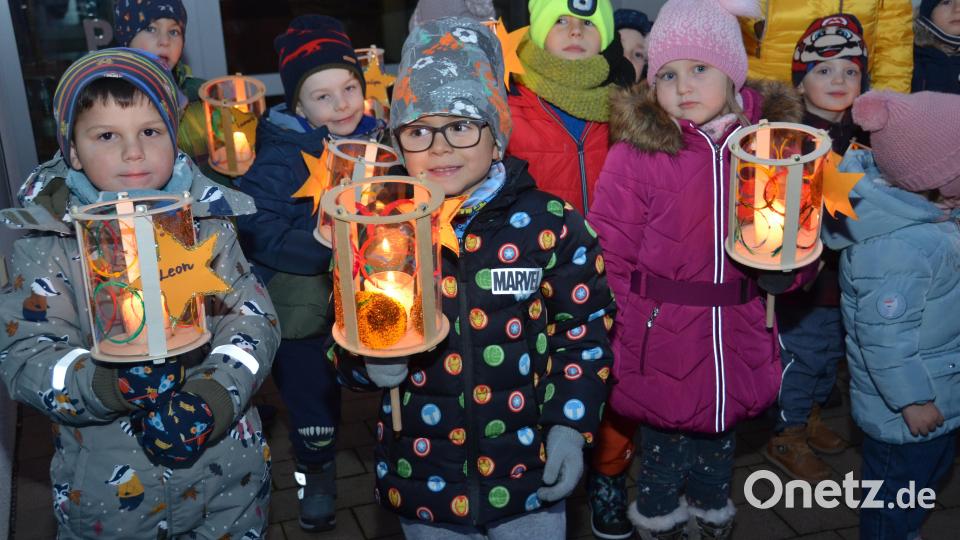Die selbstgebastelten Laternen strahlten in die Nacht hinein. Bild: dob