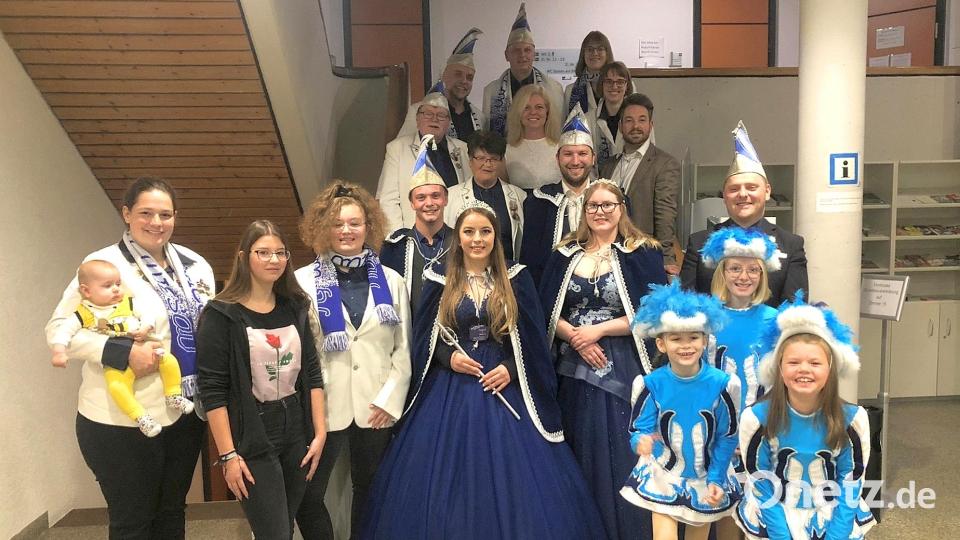 In Wiesau regieren Fabian I. und Jacky I. (vorne, in der Mitte). Begleitet wurden sie vom Hofstaat der Faschingsgesellschaft Weiß-Blau Wiesau. Bild: wro