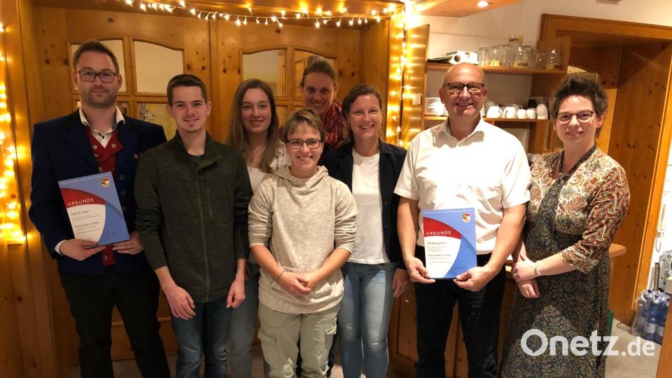 Die scheidenden Vorsitzenden Patrick Heller (links) und Miriam Gebhard (rechts) danken den geehrten Mitgliedern für ihre langjähriges Musizieren und die aktive Vereinsarbeit (von links:) Dominik Bauer, Veronika Lehnert, Carolin Rom, Susanne Schwarz, Kerstin Meßmann und Wolfgang Gerl. Bild: Wolfgang Lehnert/exb