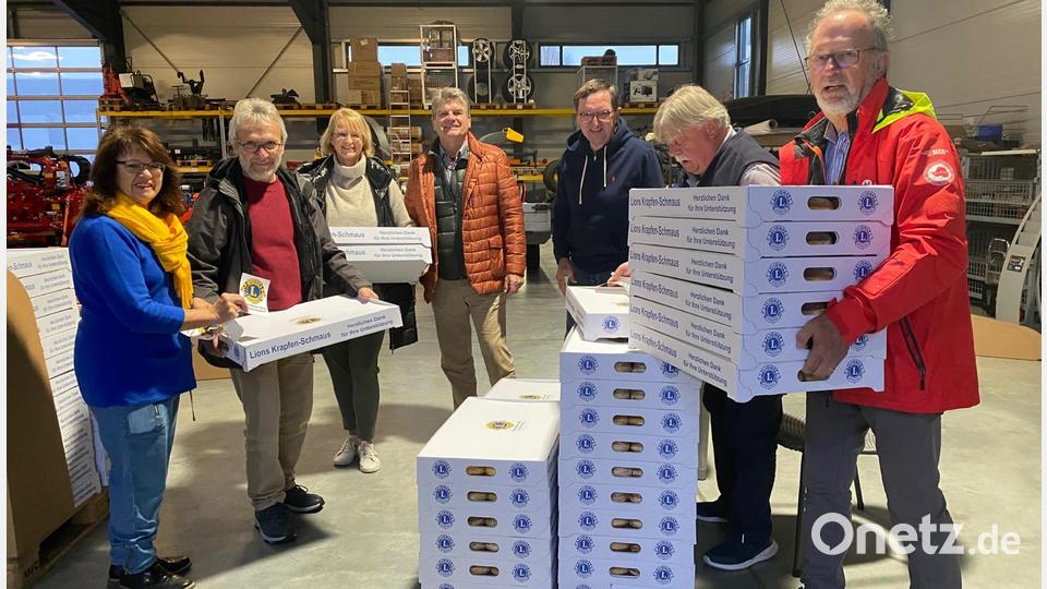 Die letzten Kartons, dann ist es geschafft. Über 60 Unternehmen wurden beliefert. Bild: Völkl/exb