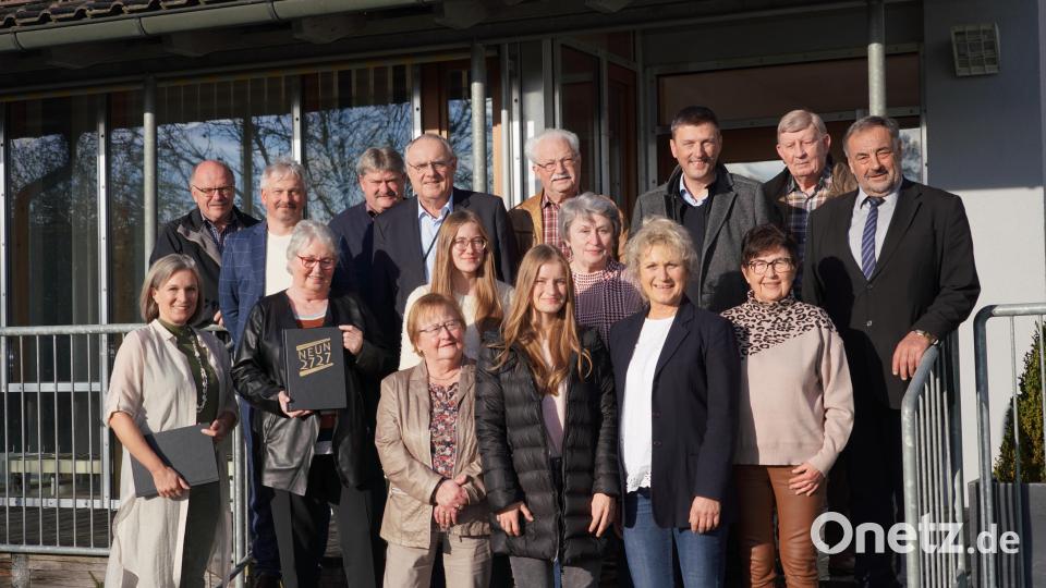 NEUN2727 - Steuerungskreis, AOK - Vertreter, beteiligte Mitarbeiterinnen der Marktverwaltung sowie das Marktgremium stellen sich zum NEUN2727 - Abschlussfoto. Bild: fvo