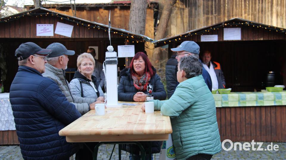 Vorweihnachtliches Flair verbreitete der Störnsteiner Weihnachtsmarkt im und um das Gemeindezentrum. 20 Aussteller boten ihre von Hand gefertigten Artikel an. Bild: prh